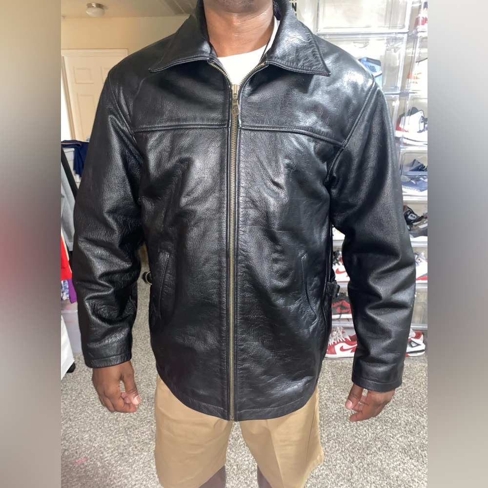 Men’s Leather Jacket Black-Size MEDIUM but fits Size LARGE-PreLoved, Good Look